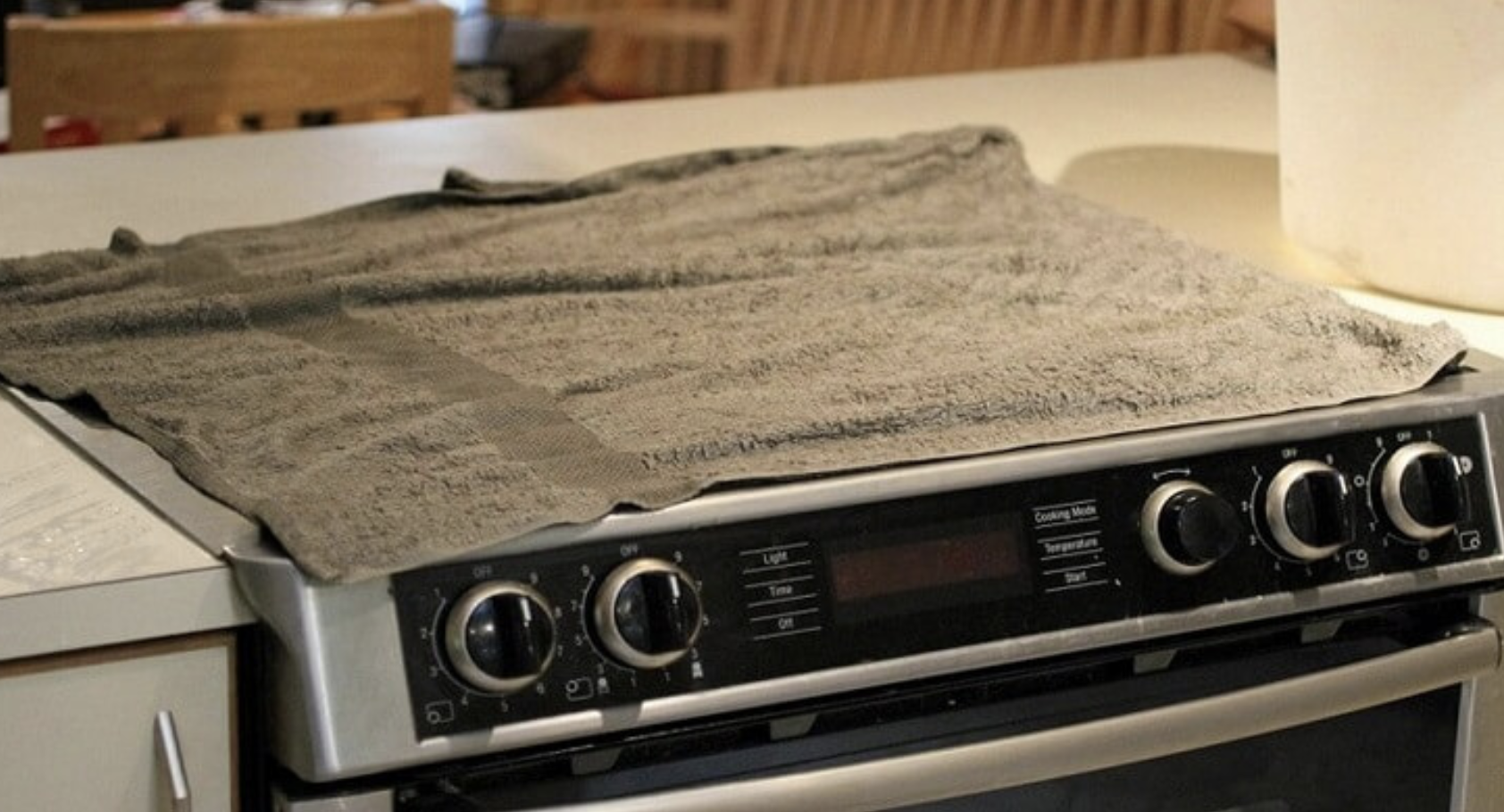 Дізнавшись, навіщо господиня накрила плиту вологими рушниками, ти побіжиш на кухню, щоб це зробити…