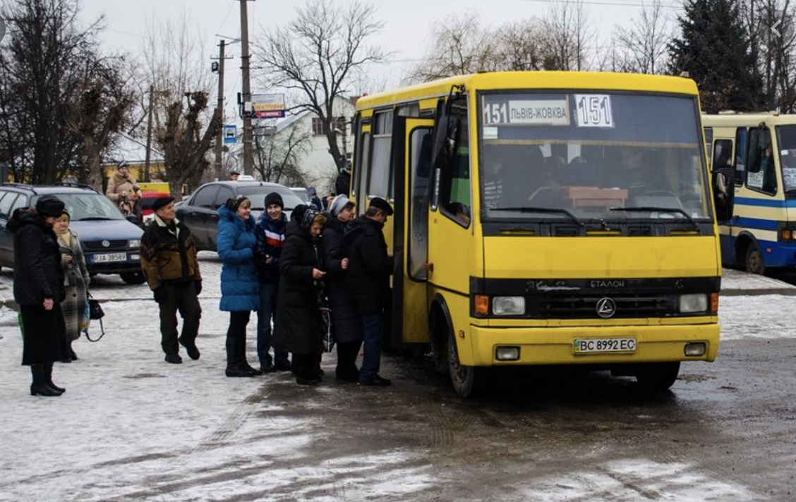 Старенька 80-річна бабуся ледва назбирала багато монет для проїзду в автобусі. Водій не витримав… Вийшов…