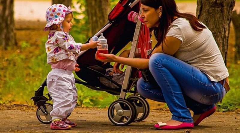 Ця дитина мені не потрібна. Жалію, що народила. Чоловік весь час у рейсах. Умовили народити його батьки, які хотіли внука. Народилася дівчинка, тепер вони не допомагають навіть. Не спішіть засуджувати