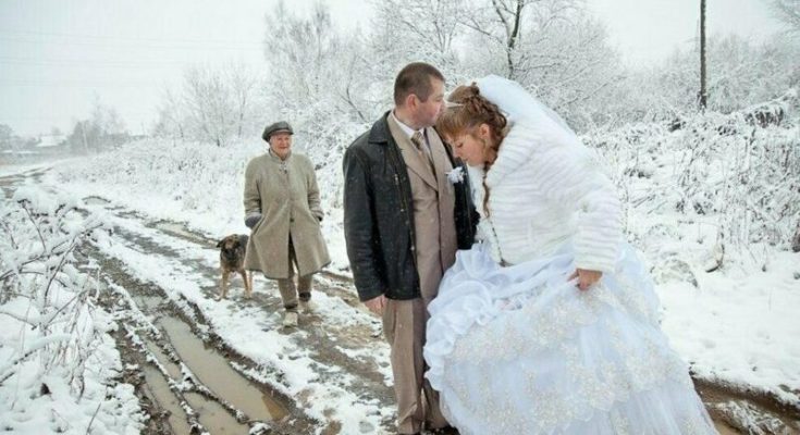 Зима, всюди гололід, особливо на сходах ресторану, в якому відбувалось весілля. Я вибігаю з ресторану, падаю і хапаюсь обома руками за штани дружби…