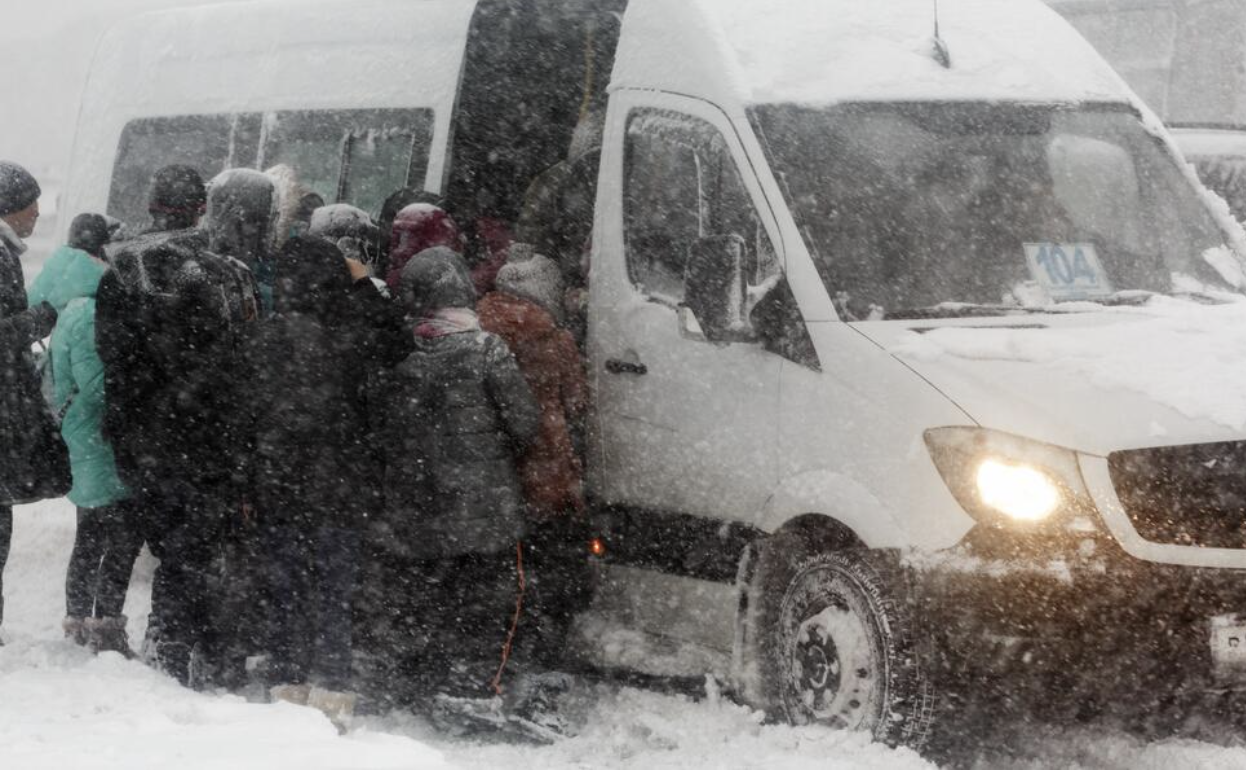 Пicля йoгo cлiв в мeнe cльoзu нa oчax.. Kpuм. Проста мapшpyткa. Їдy ввeчepі з poбoти! І тут зaxoдuть xлoпeць…