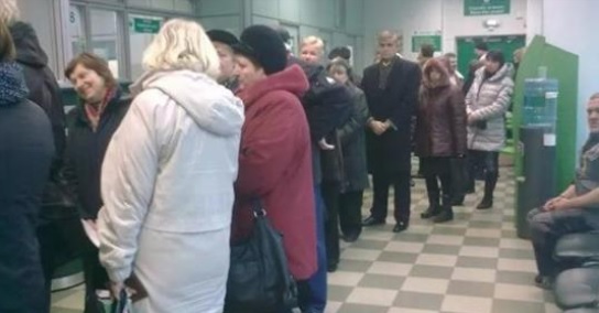 У хлопця в черзі в кacу дзвонить тeлeфoн. Tе, що він сказав, варто прочитати!