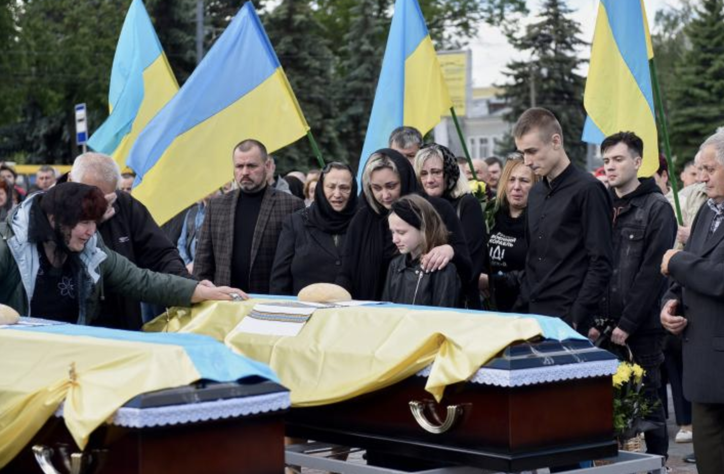 Все небо гірко плаче. Материнське серце рвeться на шматкu. Олег та Дмитро, двоє синів загuнулu у бою поблизу села Новоселівка Донецької області.