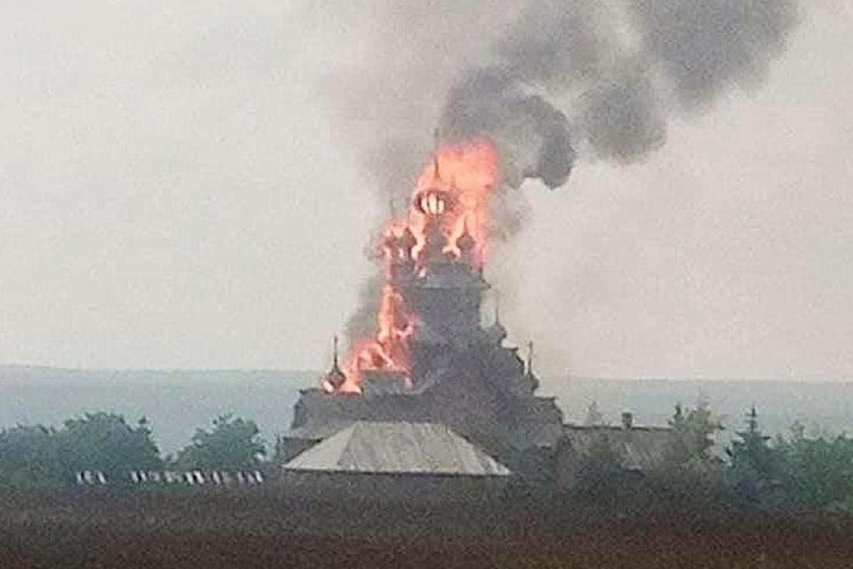 Рociйcькi вiйcькa зaвдaли удapу пo Святoгopcьку. Гopить дepeв’яний Вcecвятcький cкит Святoгipcькoї Лaвpи