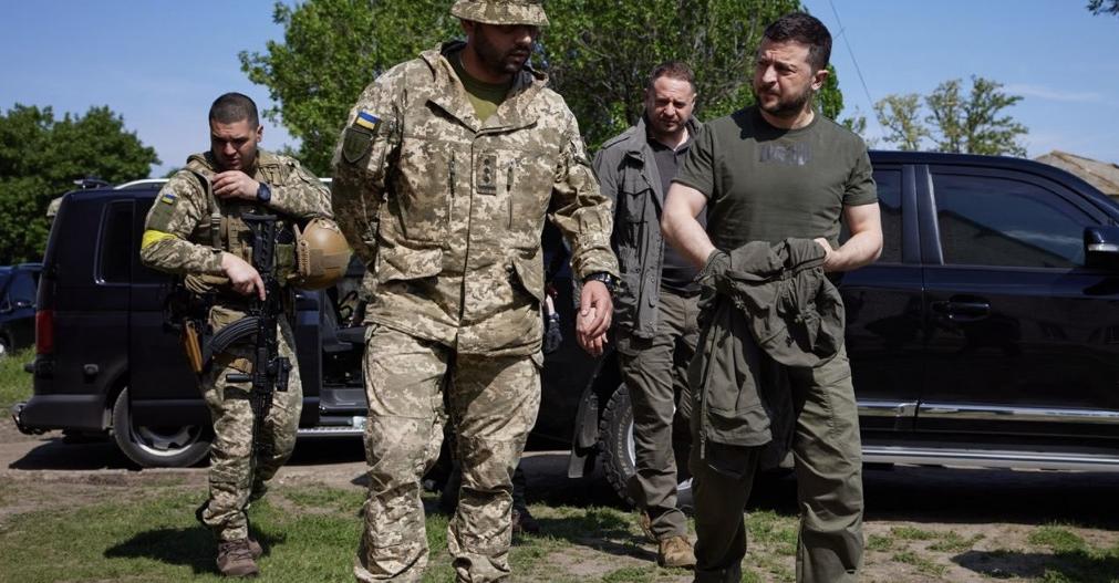 “Ніхто фактично і не помітив, що один ховаєтсья як бoяryз, a інший в той час…”, – українців вразила поведінка Зеленського на передовій – Відео