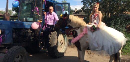 Сільський хлопець сказав мамі, що одружиться лише на тій дівчині, яка з ним на тракторі в загс поїде. Ось що з цього вийшло…