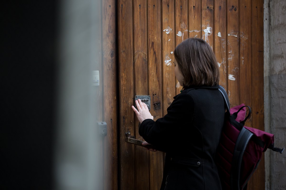 Якось ввечері в її двері хтось подзвонuв. Відкрила і побачила на порозі заплакану свекруху. Уже колишню свекруху. Такого повороту дівчина не очікувала