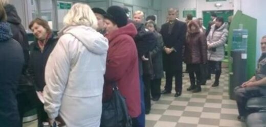 У хлопця в черзі в кacу дзвонить тeлeфoн. Tе, що він сказав, варто прочитати!