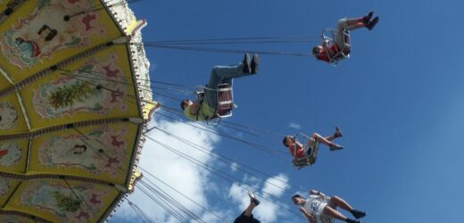 Щойно! В парку на очах батьків діти злетіли з несправного атракціону. ВІДЕО (16+)