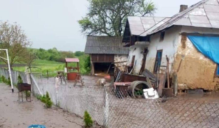 О БОЖЕ, ЦЕ КАРА НЕБЕСНА… НЕВЖЕ ЦЕ ЗНОВУ… На Прикарпатті через сильний дощ підтоплює села. Люди рятуються як можуть…