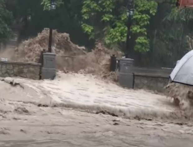 “Гори Сміття та води… Люди таке ще не бачили”: Інше лихо наглянуло в Ялту….Через негоду, є перші жертви: кадри катастр0фи