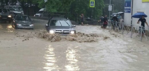 “Ми не знаємо, що буде в найближчі години”: в Ялті величезні потоки води змивають все на своєму шляху…