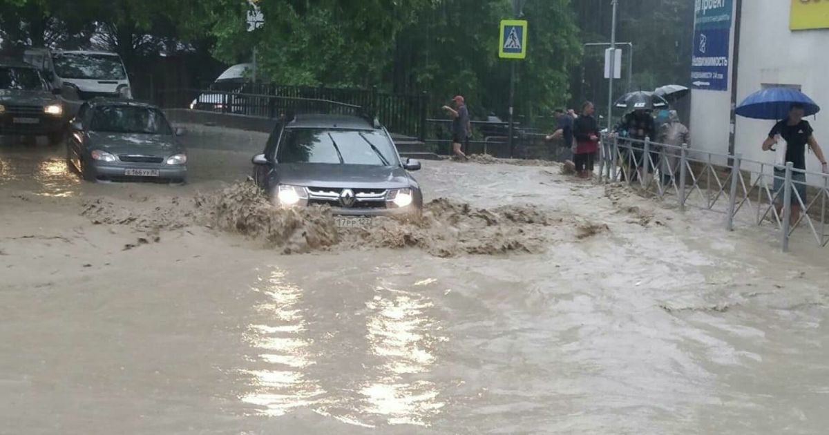 “Ми не знаємо, що буде в найближчі години”: в Ялті величезні потоки води змивають все на своєму шляху…