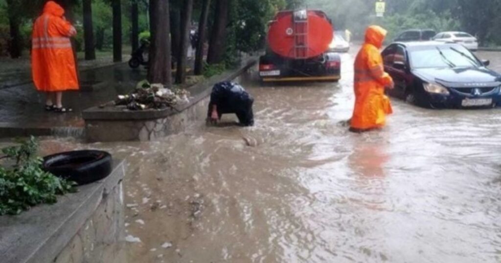 “Народ плаче… Як дальше жити? Зникли люди”: Щ0йно показали кадри повені яка наробила лиха…