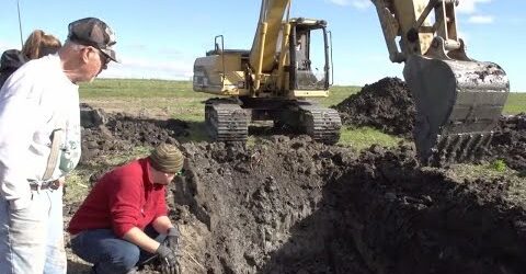 Фермер побачив у землі щось дивне, а те, що він викопав, вразило не лише його,а й всіх навколо..Це треба побачити!