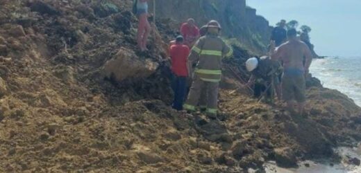 Там відпочивали люди: В Одесі на відомій базі вдпочинку стався зсув ґрунту на березі моря, рятувальники розкопують людей під завалами