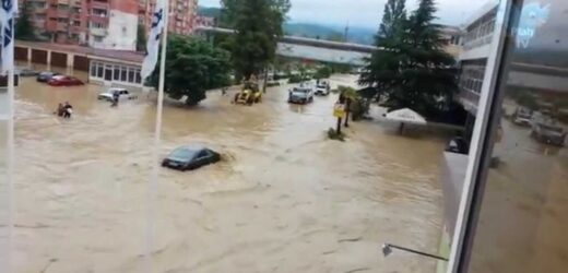 Годину тому! Стихія наробила страшного лиха… Все Місто у воді… Рятувальники евакуюють людей та відкачують воду…