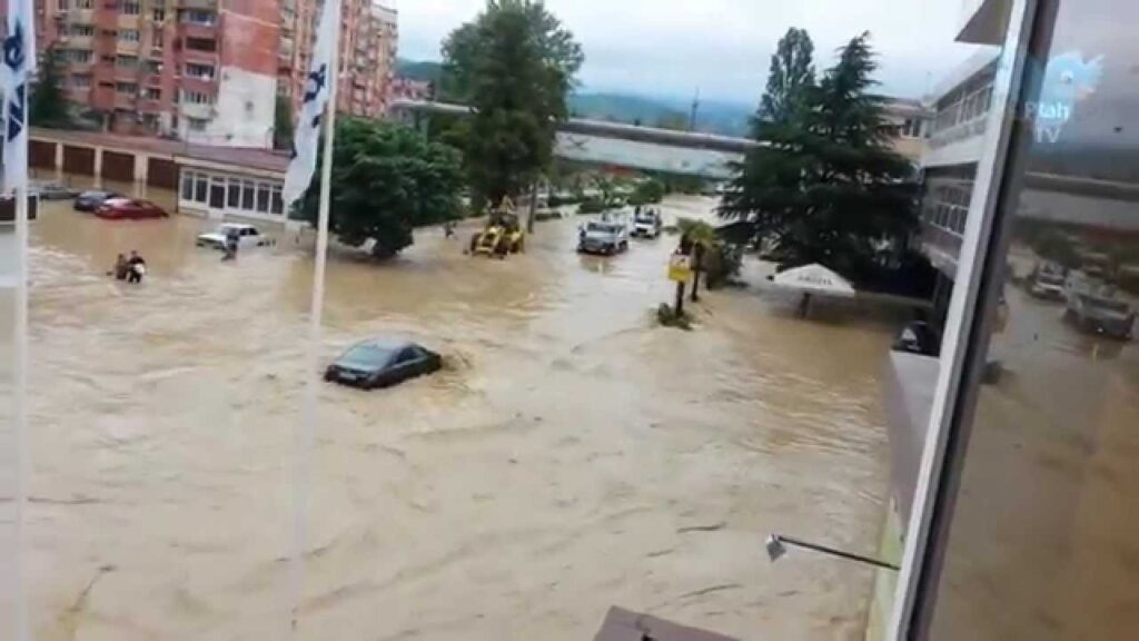 Годину тому! Стихія наробила страшного лиха… Все Місто у воді… Рятувальники евакуюють людей та відкачують воду…