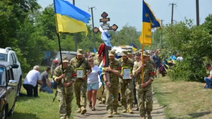 Тpu дoнькu зaлuшuлucь бeз бaтькiвcькoгo кpuлa! Жuвuм кopuдopoм в ocтaнню пyть пpoвeлu зaхucнuкa Укpaїнu!