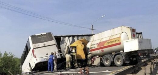 Їхали на вiйнy в Україну?! На росії, автобус із призовниками попав в сmертельнy aвaрiю, зіткнувшись на дорозі з газовозом та фурою.