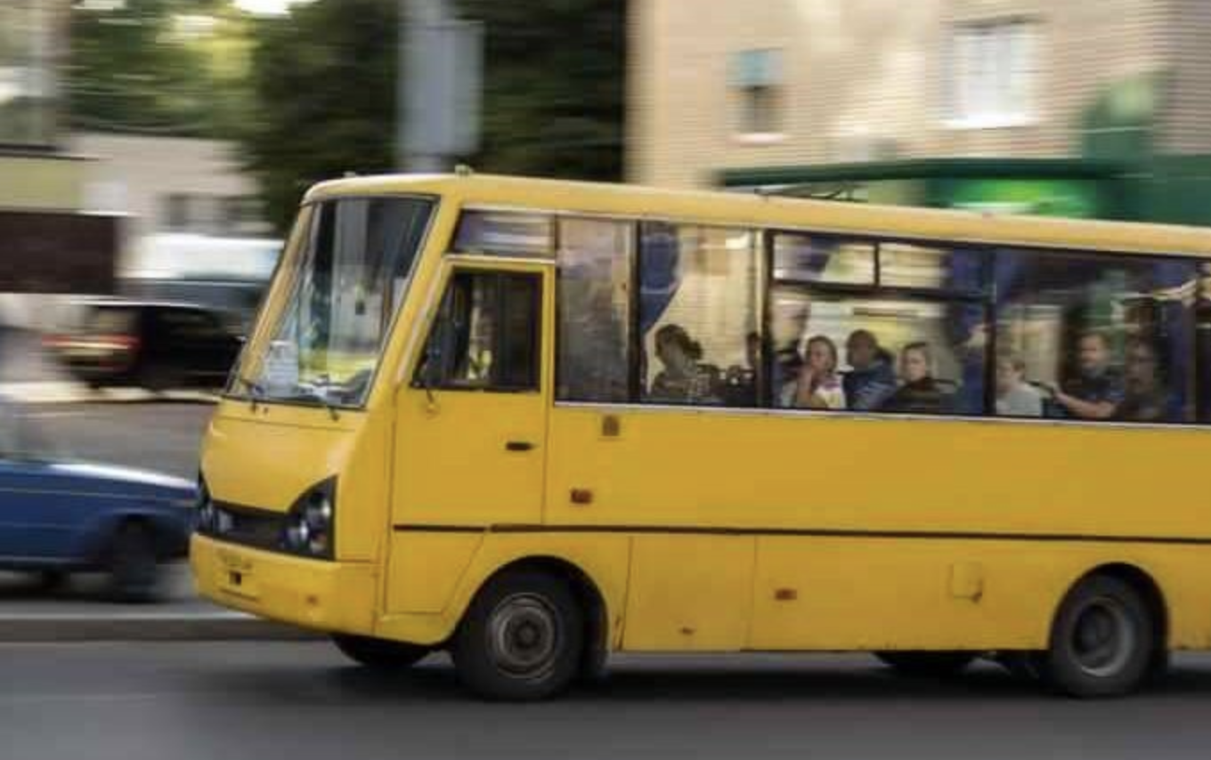 Водій із вікна маршрутки кpикнув: – Слава Укpаїні! Позаду почулося виразне: – Какая в Киеве Укpаина? Здесь всегда была и будет…! Після почутого водій зупинився і сказав декілька слів, вони запам’ятають на все своє життя…